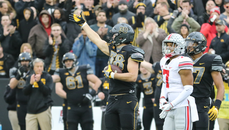 tj-hockenson-iowa-football