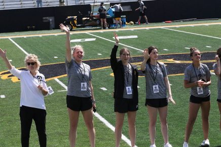 Women's Basketball Wave