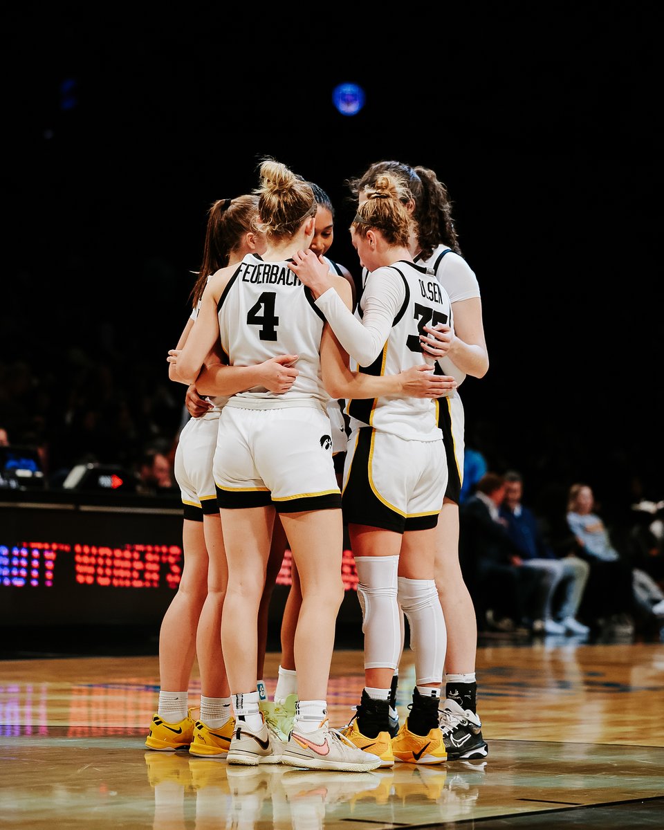 Iowa WBB huddle vs Tennessee Iowa WBB huddle vs Tennessee
