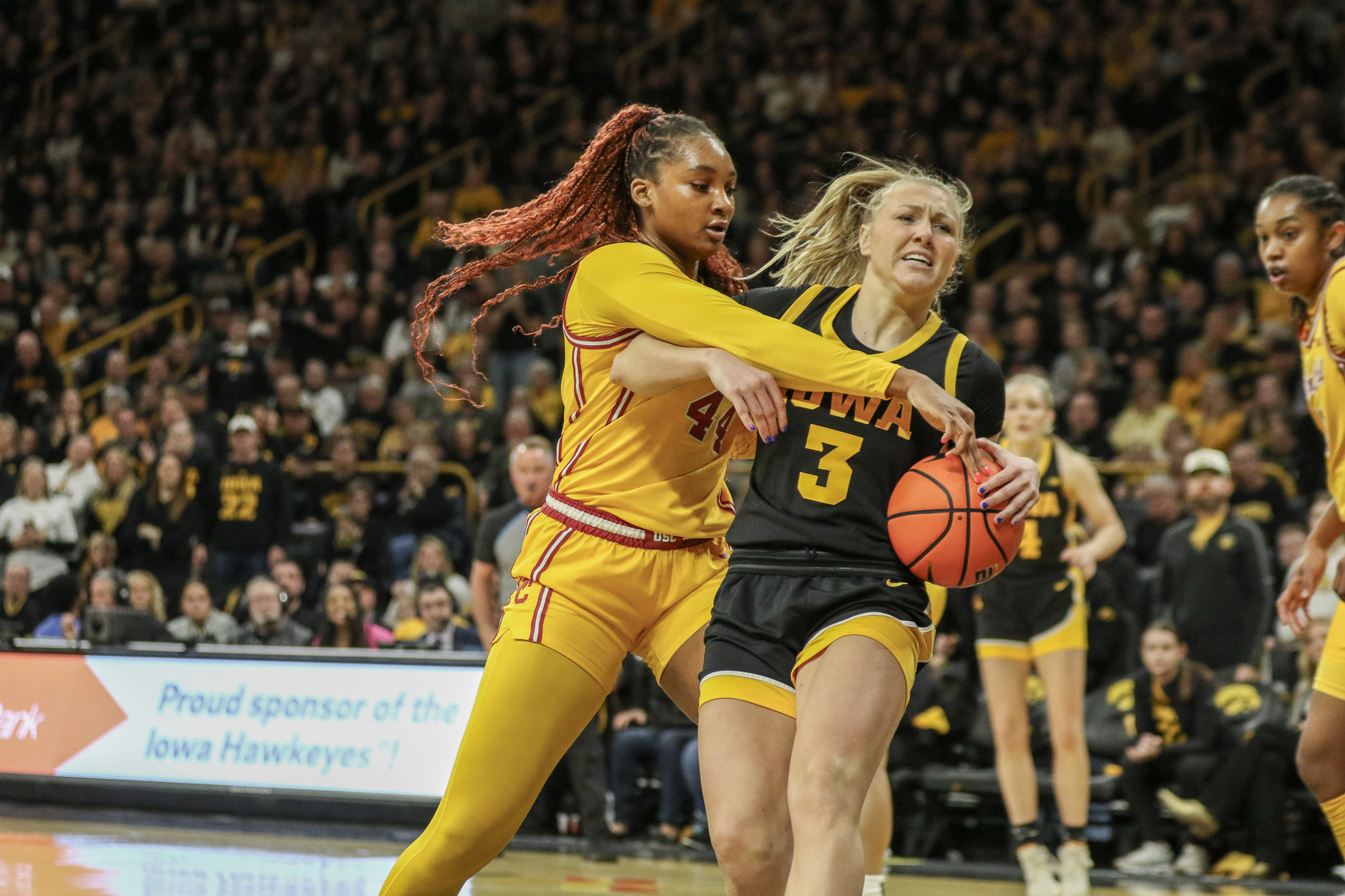 Sydney Affolter, Kiki Iriafen