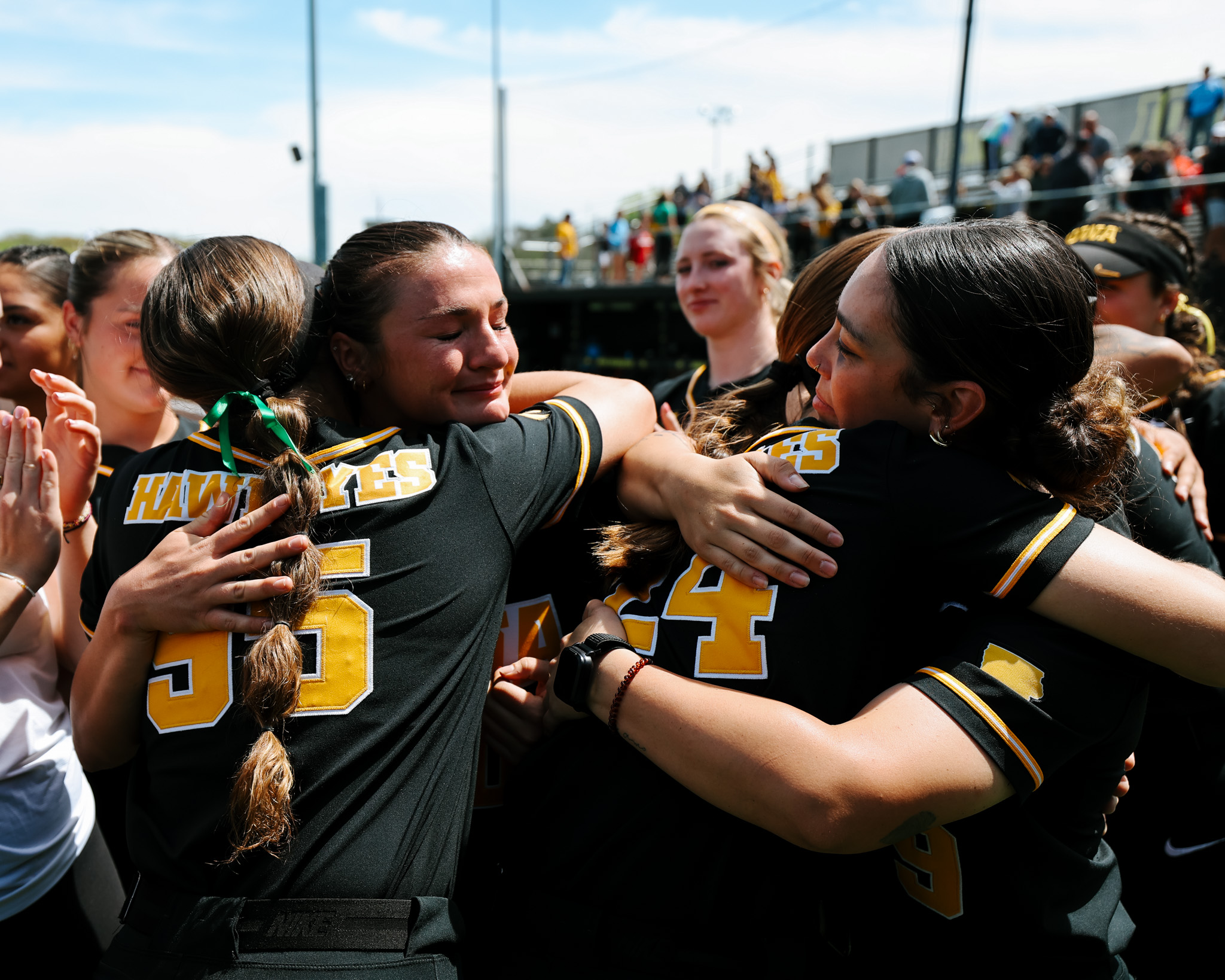 softball players hug